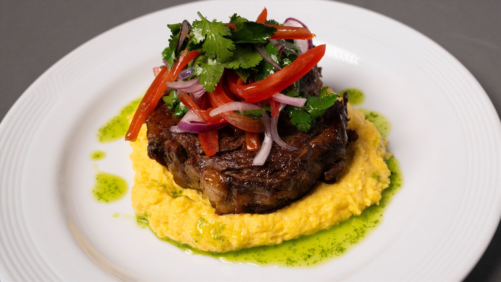 Plato principal de carne con espuma de maíz del catering de Vonharv