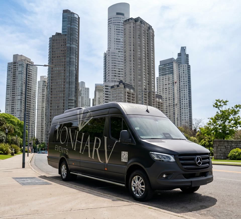 Sprinter Mercedes-Benz de Transportes Vonharv en la ciudad