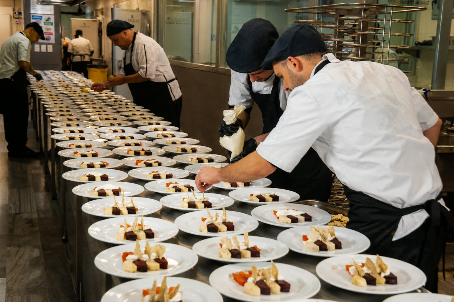 Equipo de cocina de Vonharv emplatando el servicio de un evento