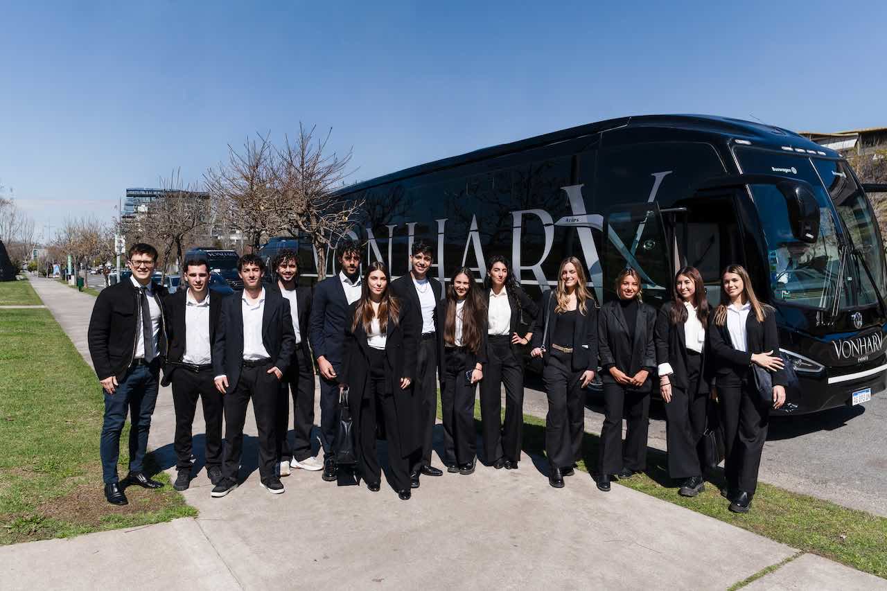 Equipo de Transportes Vonharv junto a un bus de la flota