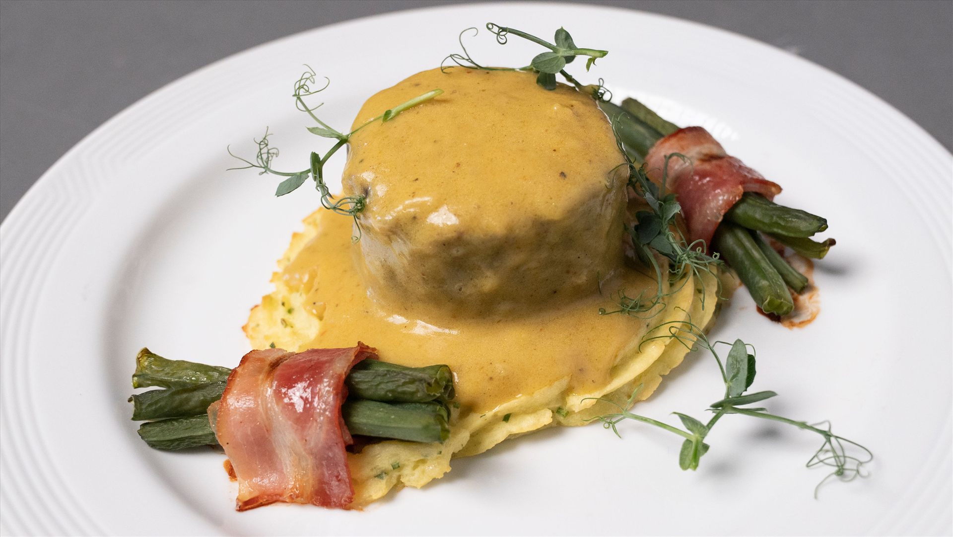 Medallón con chauchas y panceta del catering de Vonharv